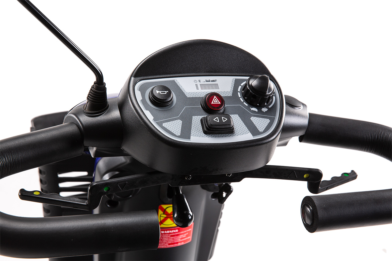 Instrumentpanel på promenadscooter HS-520. Tuta, hastighet och batterikapacitet